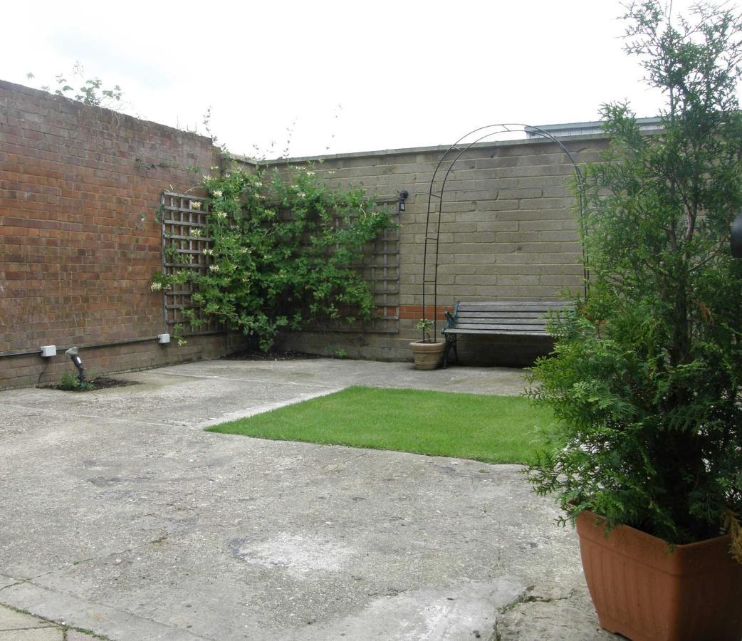 The Bridge Hotel Thrapston  Extérieur photo